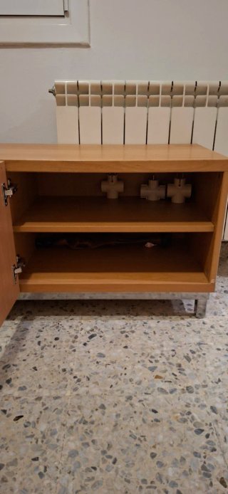 Mueble bajo 2 puertas madera y patas de metal