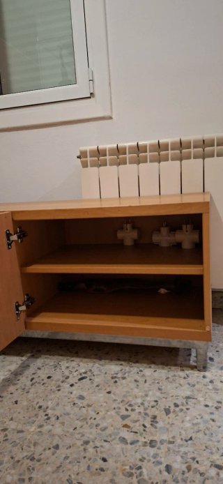 Mueble bajo 2 puertas madera y patas de metal