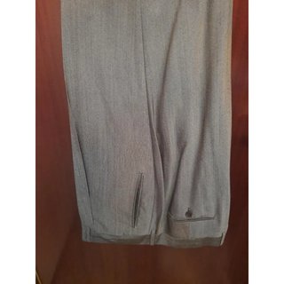 Traje de novio gris elegante y moderno