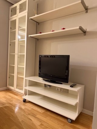 Mueble TV blanco con ruedas y baldas