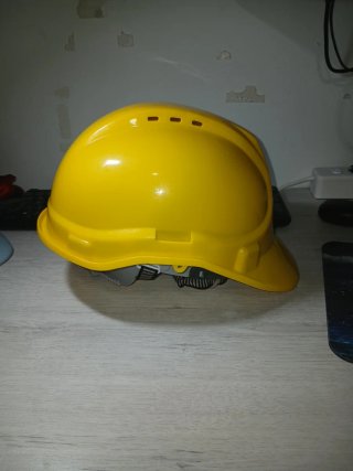 Casco de construcción amarillo