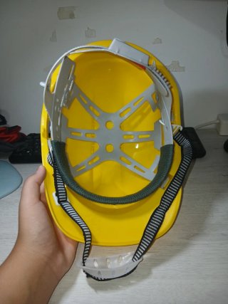 Casco de construcción amarillo