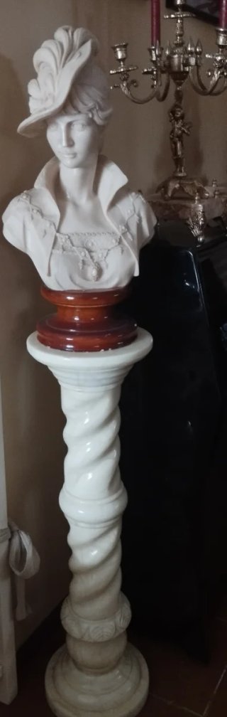 Busto de mármol y madera