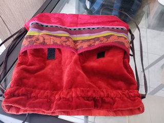Mochila de terciopelo roja