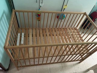 Cuna de bebé de madera.