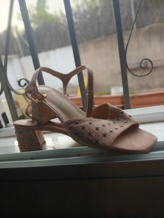 Sandalias tacón medio adornos plateados