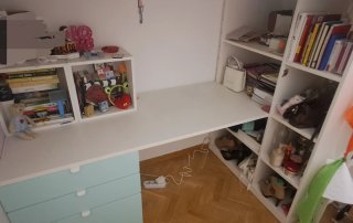 Litera blanca con escritorio y estanterías