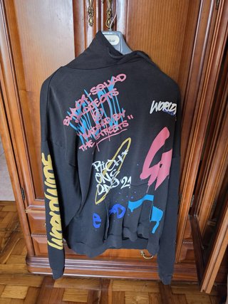 Sudadera Negra con Estampado Graffiti