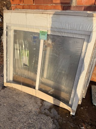 Ventana aluminio blanca con persiana 120x115cm