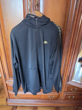 Chaqueta Nike Negra con Detalles Dorados