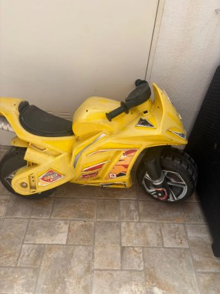 Moto infantil amarilla