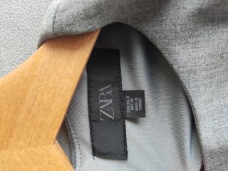 Vestido Zara Gris con Cinturón incorporado.
