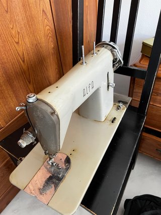Máquina de coser ALFA antigua