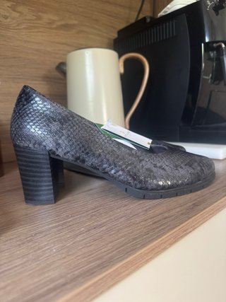 Zapato salón PITILLOS tacón ancho suela mullida.