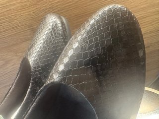 Zapato salón PITILLOS tacón ancho suela mullida.
