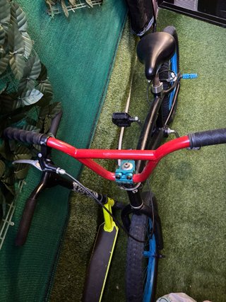Bicicleta BMX Negra y Roja