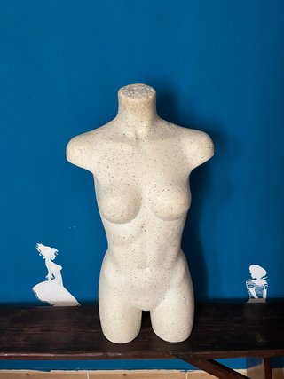 Maniquí de corcho beige y negro