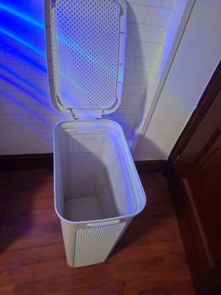Cesta de ropa sucia de mimbre y plástico