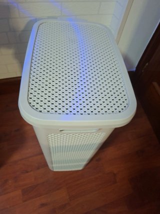 Cesta de ropa sucia de mimbre y plástico