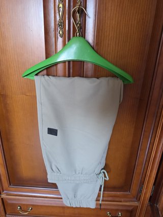 Jogger beige con cordón