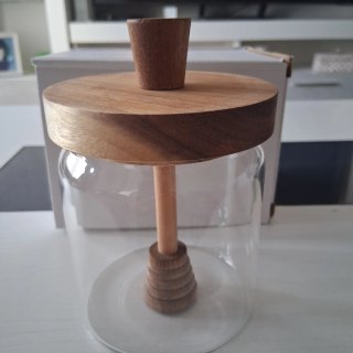 Recipiente para miel de cristal y madera