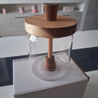 Recipiente para miel de cristal y madera