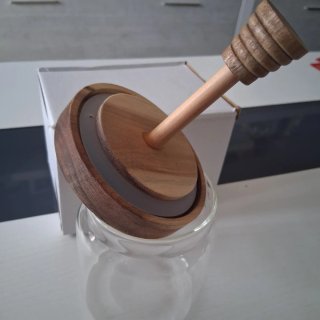 Recipiente para miel de cristal y madera