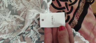 Pañuelo de encaje blanco con flores