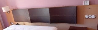 Cabezal para la cama ,  de cuero marrón