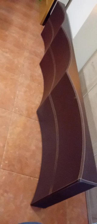 Cabezal para la cama ,  de cuero marrón
