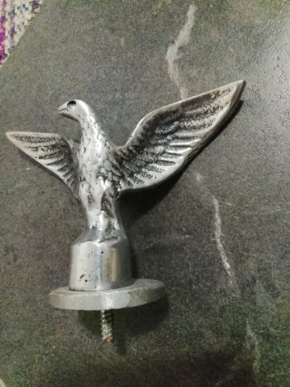 Águila antigua mascota radiador coche