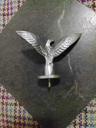 Águila antigua mascota radiador coche