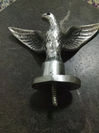 Águila antigua mascota radiador coche