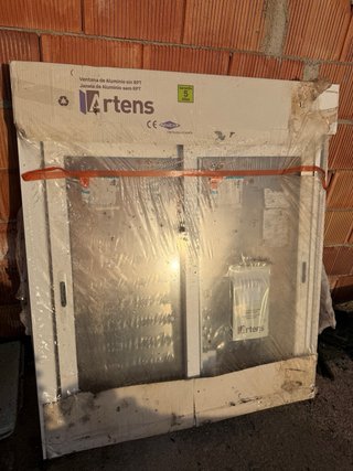 Ventana aluminio corredera con persiana 100x115cm