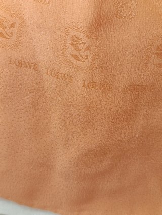 PAÑUELO LOEWE DE SEDA SALMÓN