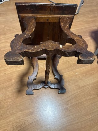 Mesa auxiliar antigua de madera