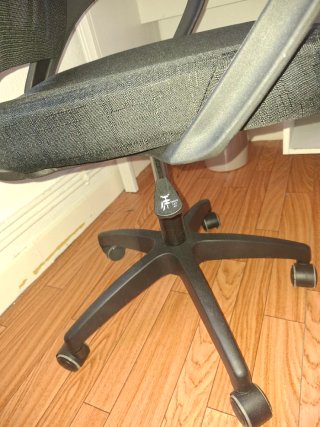 Silla de oficina negra con respaldo de malla