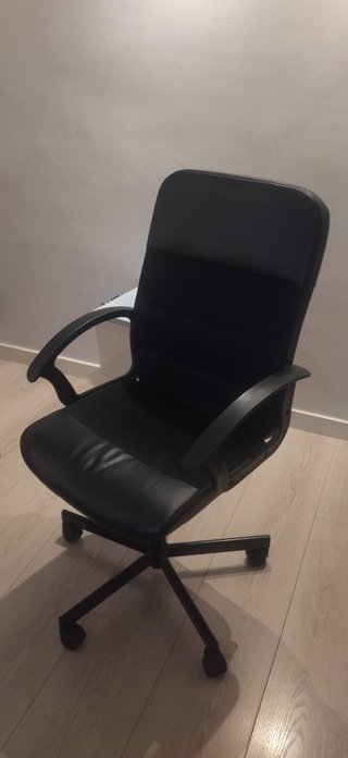 Silla de oficina negra con ruedas