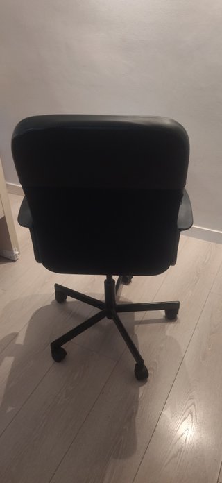 Silla de oficina negra con ruedas