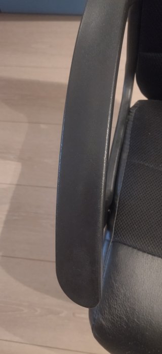 Silla de oficina negra con ruedas