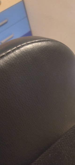 Silla de oficina negra con ruedas