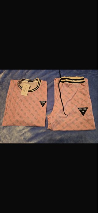 Conjunto Guess Rosa Camiseta y Pantalón