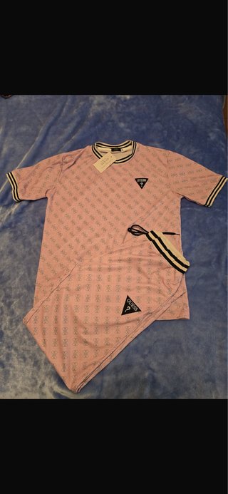 Conjunto Guess Rosa Camiseta y Pantalón
