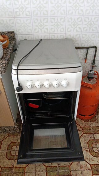 Cocina de gas 4 fuegos con horno
