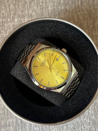 Reloj Casio MTP Plateado y Amarillo