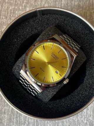 Reloj Casio MTP Plateado y Amarillo