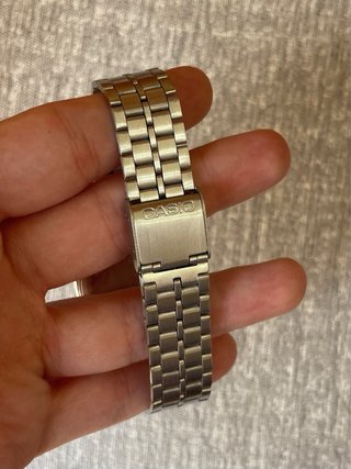 Reloj Casio MTP Plateado y Amarillo