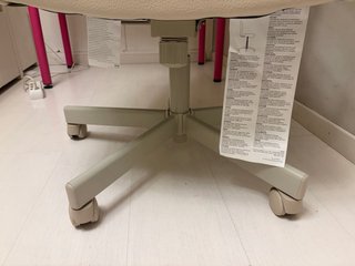 Silla de oficina Ikea beige cuero sintético