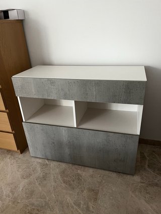 Mueble con puerta abatible gris y blanco