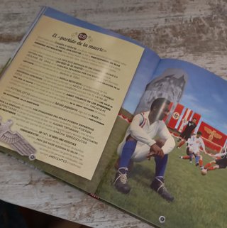 Libro de curiosidades de fútbol en muy buen estado